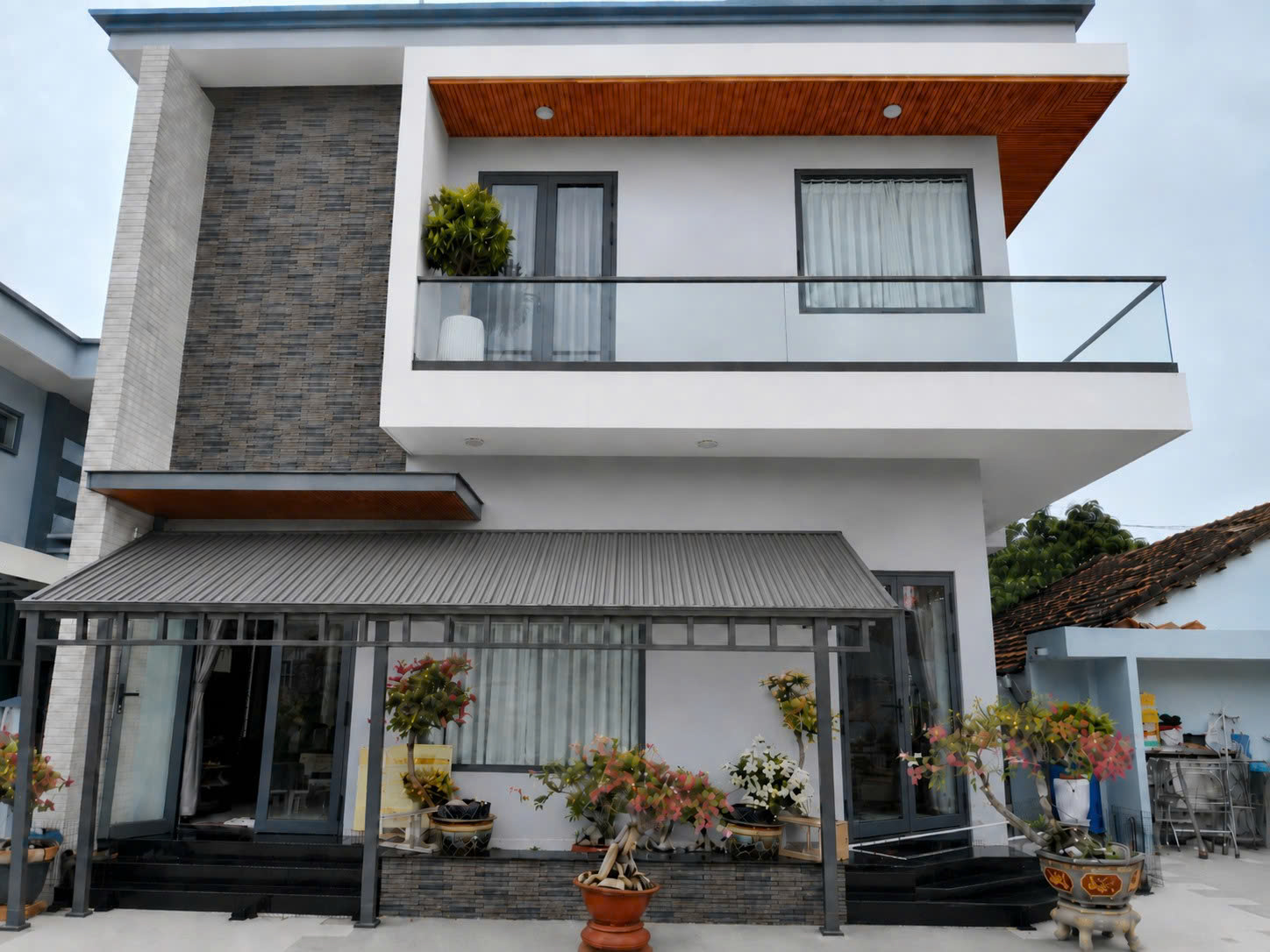 Lan can kính tại nhà phố hoàn thiện