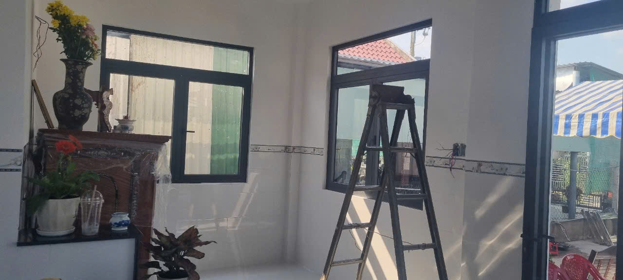 Kỹ thuật viên sửa chữa cửa nhôm kính tại công trình