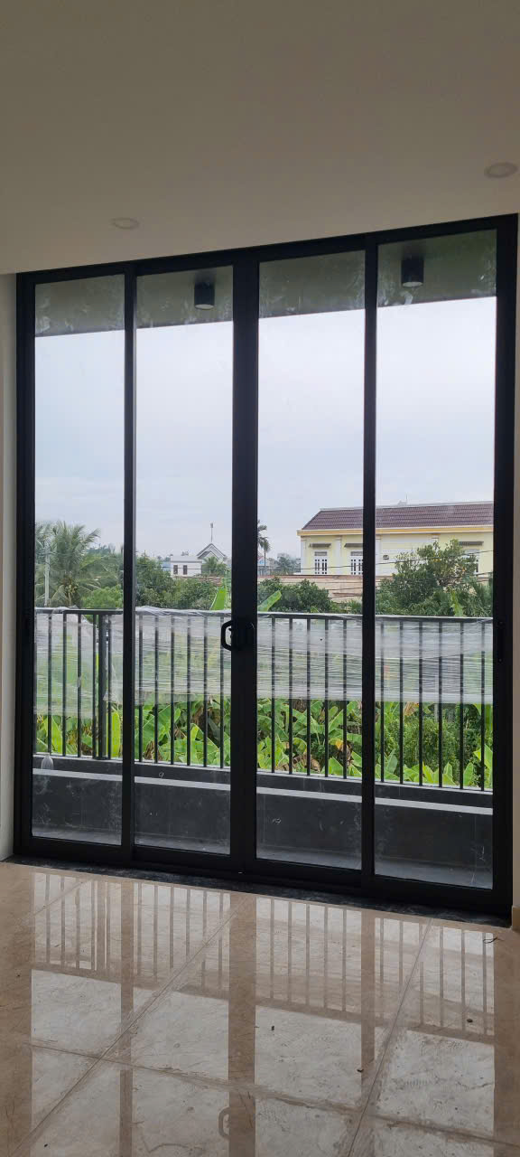 Cửa nhôm kính hướng ra ban công và lan can