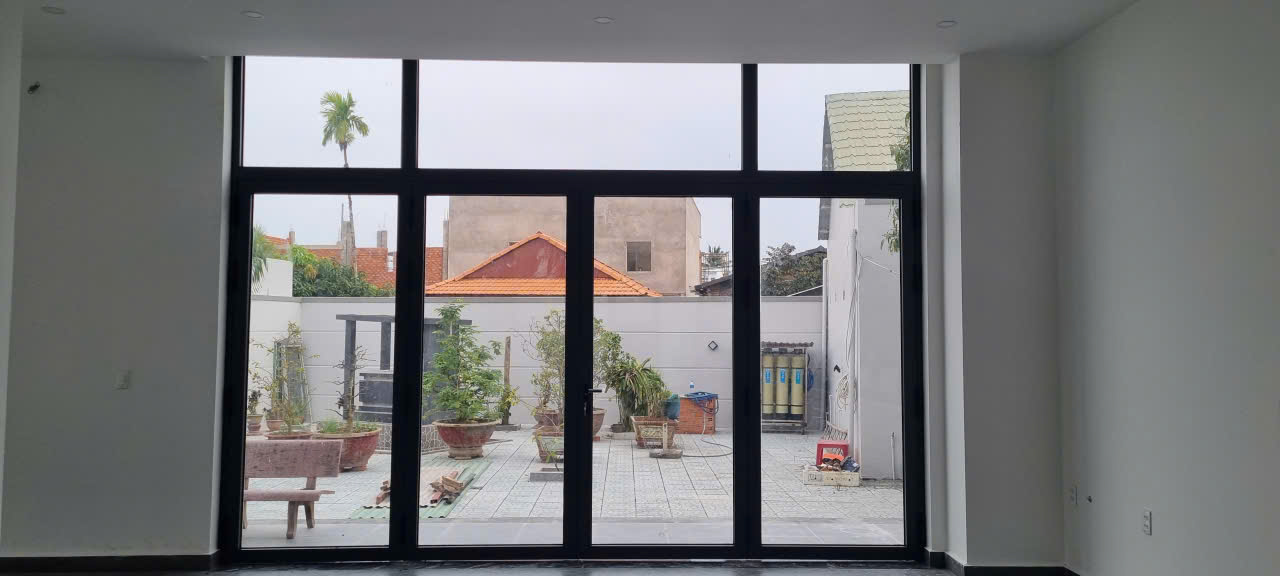 Cửa nhôm Xingfa nhiều cánh mở ra sân