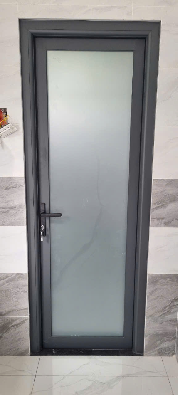 Cửa kính mờ với khung nhôm màu đen