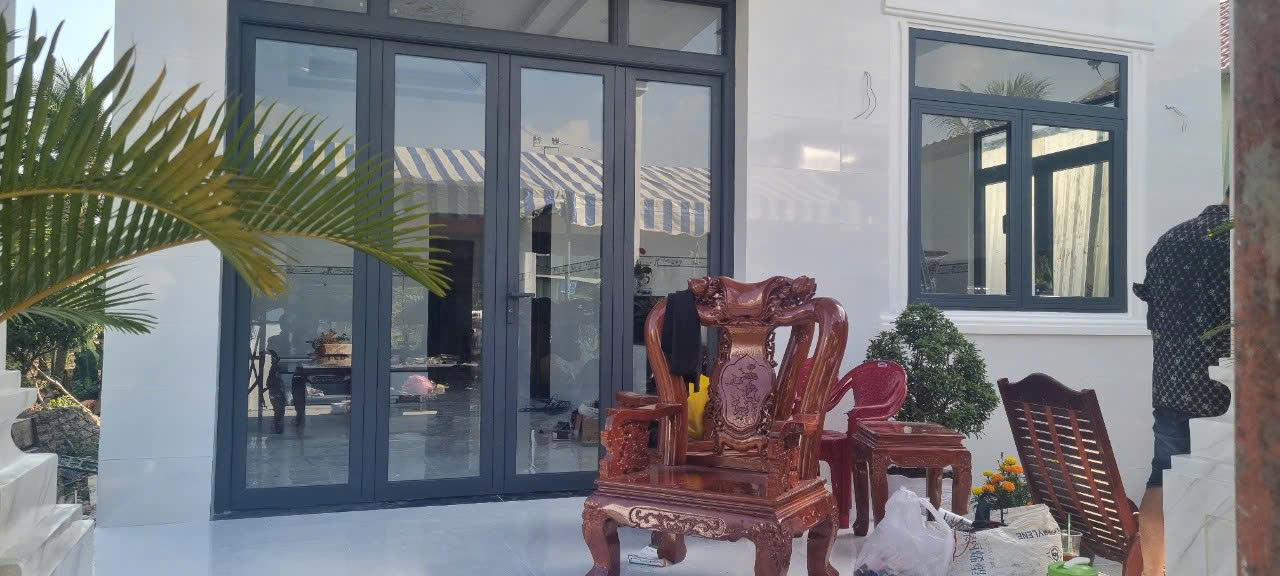 Hệ cửa kính cường lực và khung nhôm tại nhà ở
